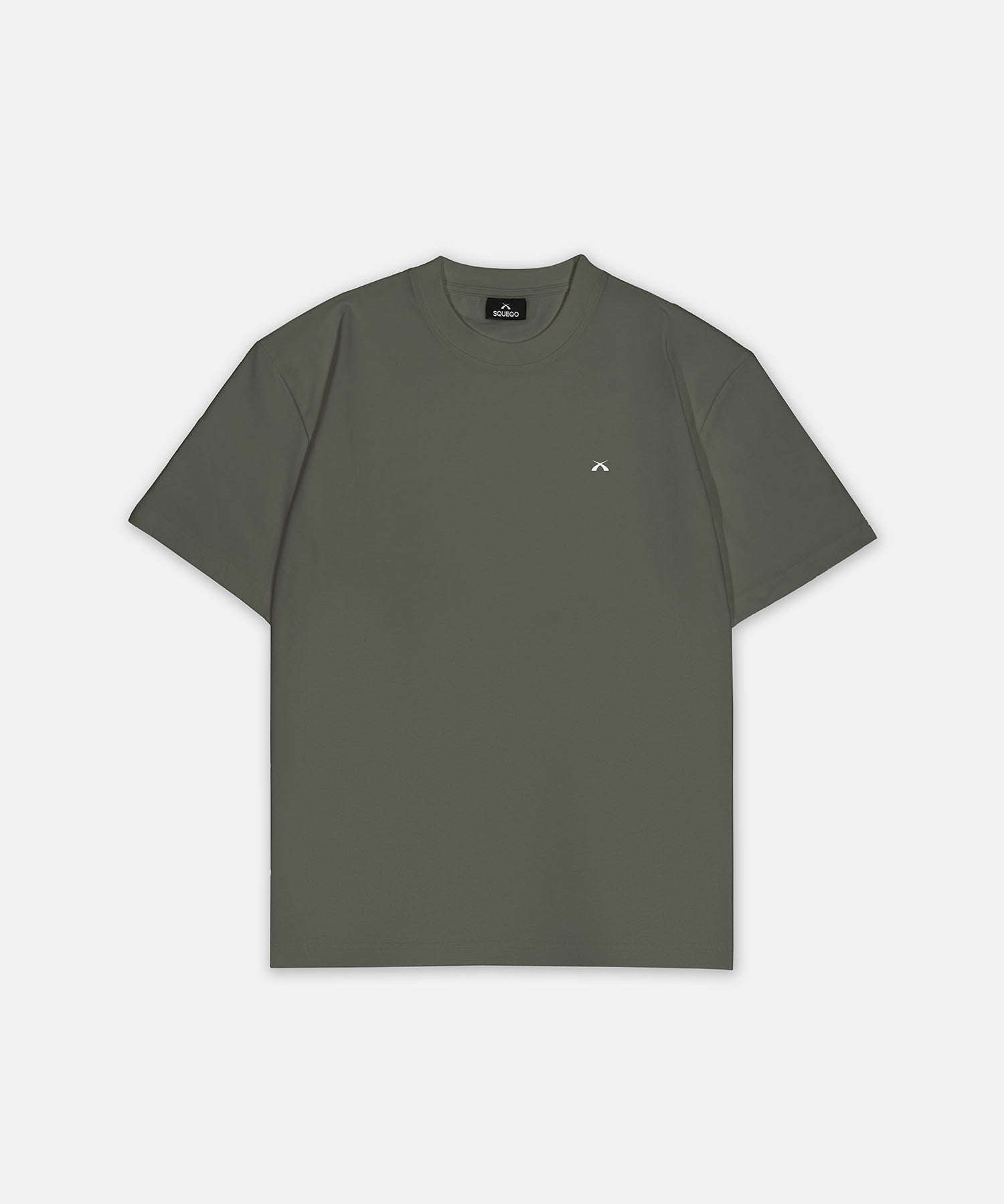 T-Shirt Olivgrün mit kleinem weißem Logo auf der linken Brust, Vorderansicht, Hauptbild. Design A016.