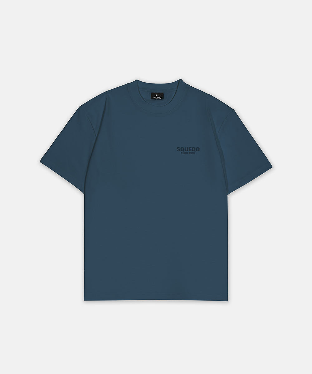 Ozeanblaues T-Shirt mit monochromem Studio Berlin Print, Vorderansicht.