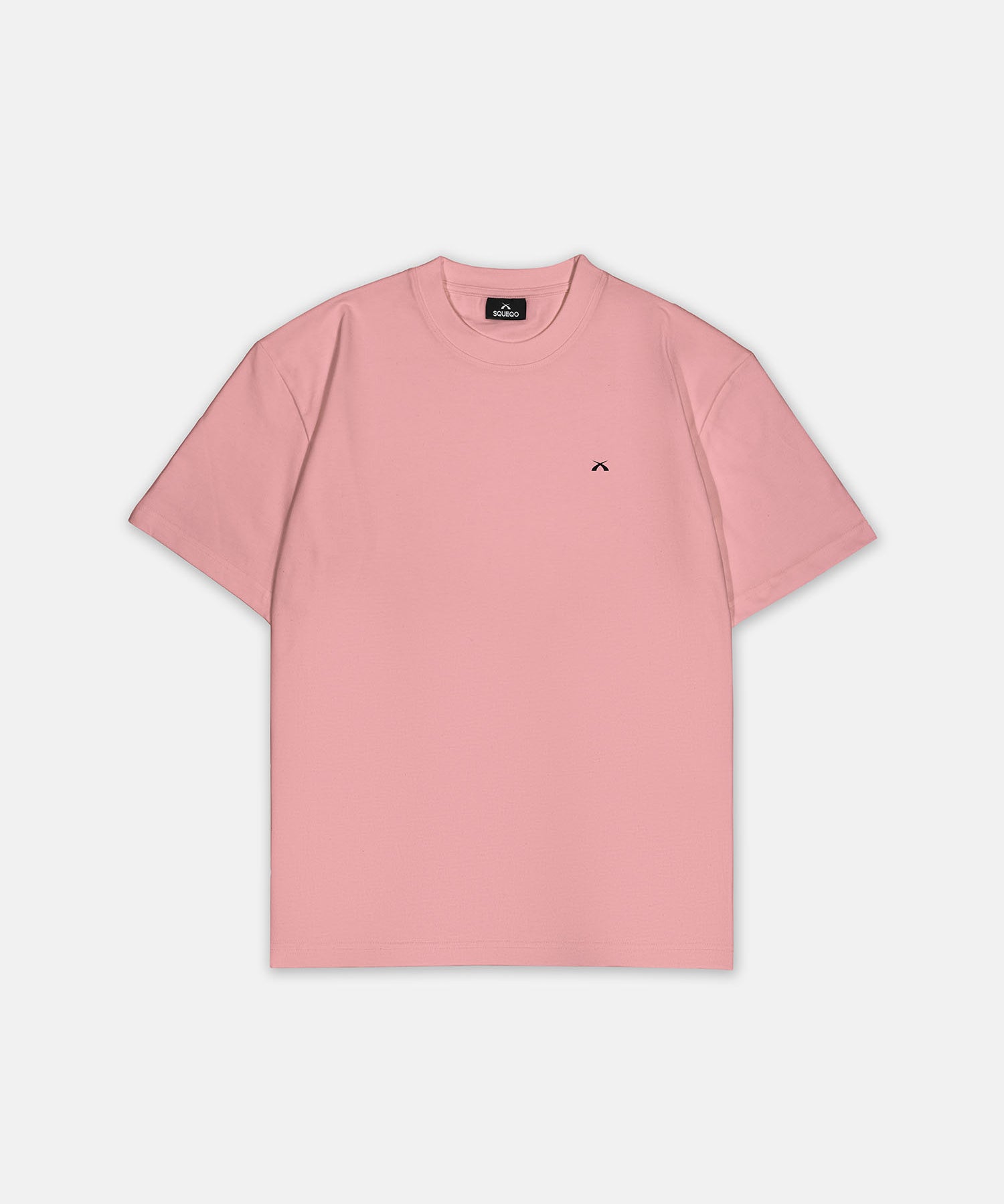 T-Shirt Rosa mit kleinem schwarzem Logo auf der linken Brust, Vorderansicht, Hauptbild. Design A003.