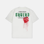 Weißes T-Shirt mit grünem Schriftzug und rotem Rose-Backprint-Design auf der Rückseite, Urban Streetwear-Stil, Rückansicht