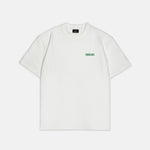 Weißes T-Shirt mit grünem Schriftzug und rotem Rose-Backprint-Design auf der Rückseite, Urban Streetwear-Stil, Vorderansicht