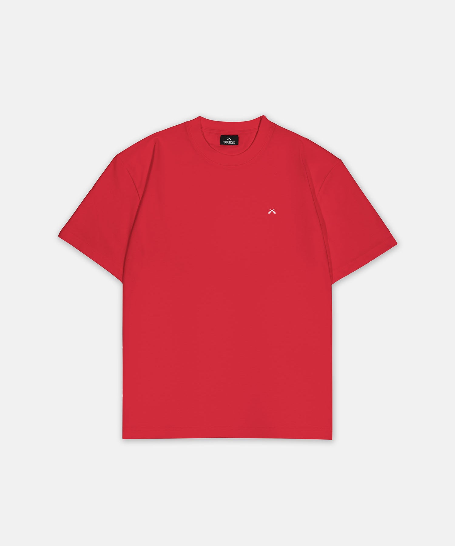 T-Shirt Rot mit kleinem weißem Logo auf der linken Brust, Vorderansicht, Hauptbild. Design A012.