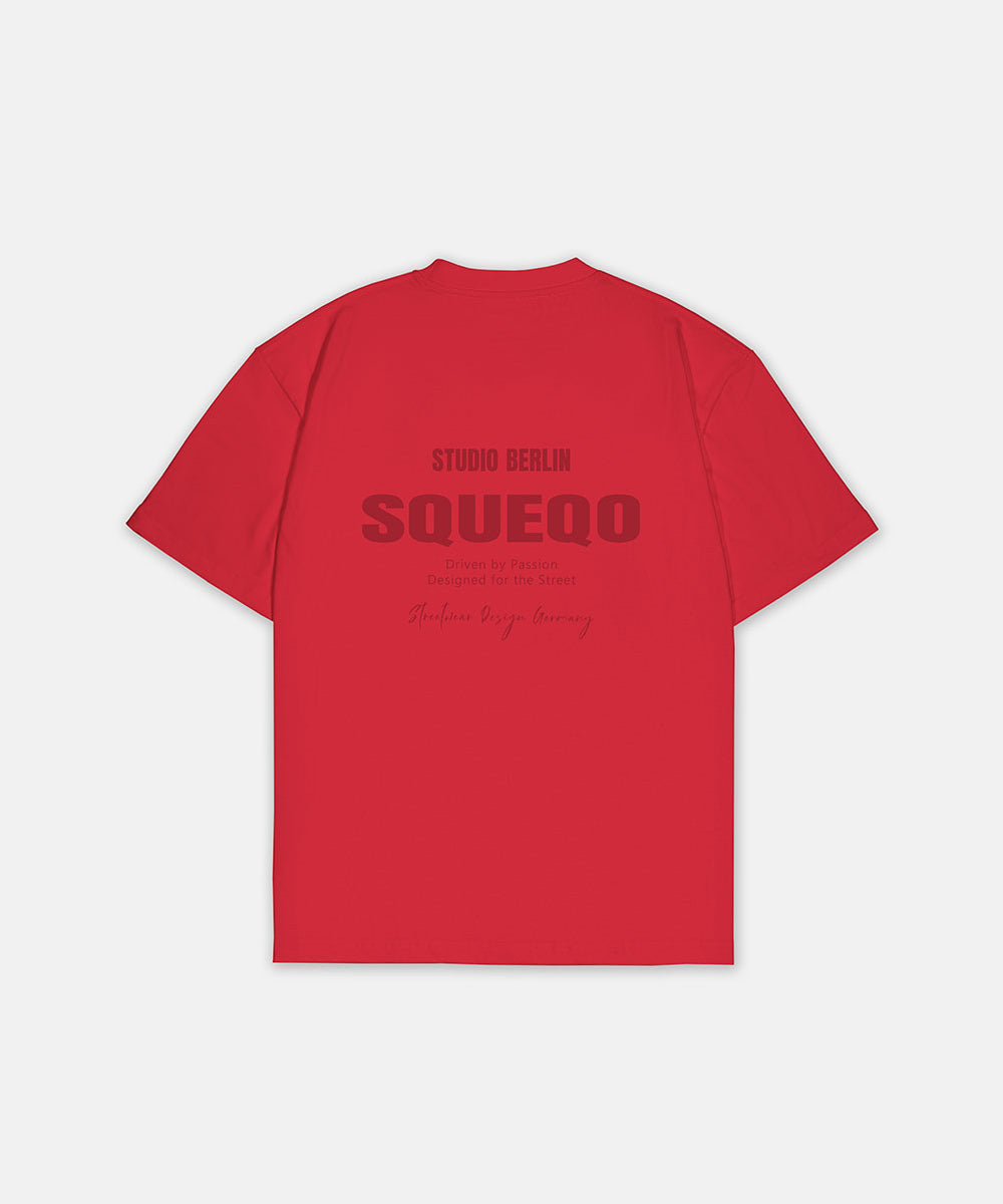 Rotes T-Shirt mit monochromem Studio Berlin Print auf der Rückseite.