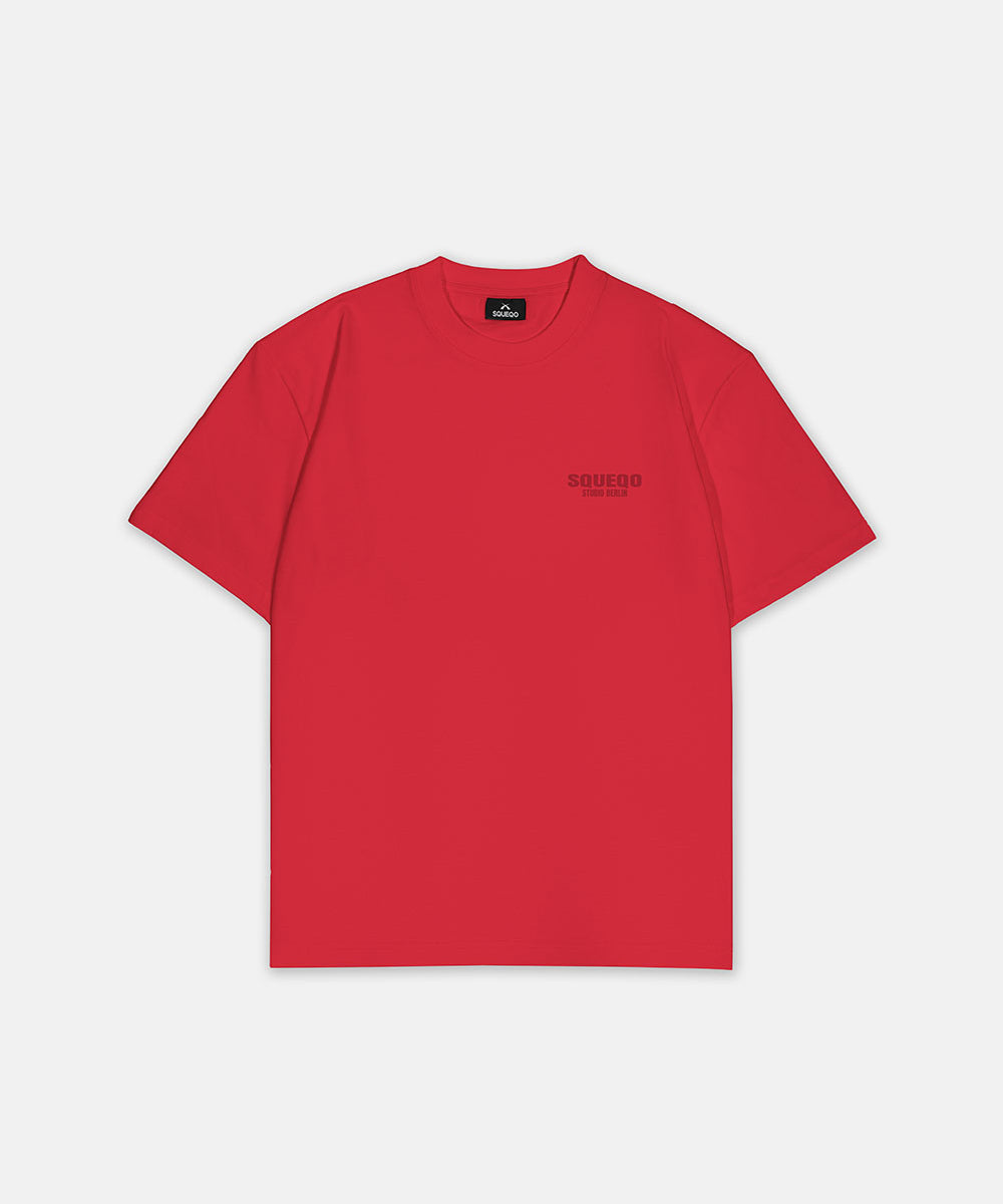 Rotes T-Shirt mit monochromem Studio Berlin Print, Vorderansicht.