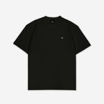 T-Shirt Schwarz Herren mit kleinem weißem Logo auf der linken Brust, Vorderansicht, Hauptbild. Design A002.