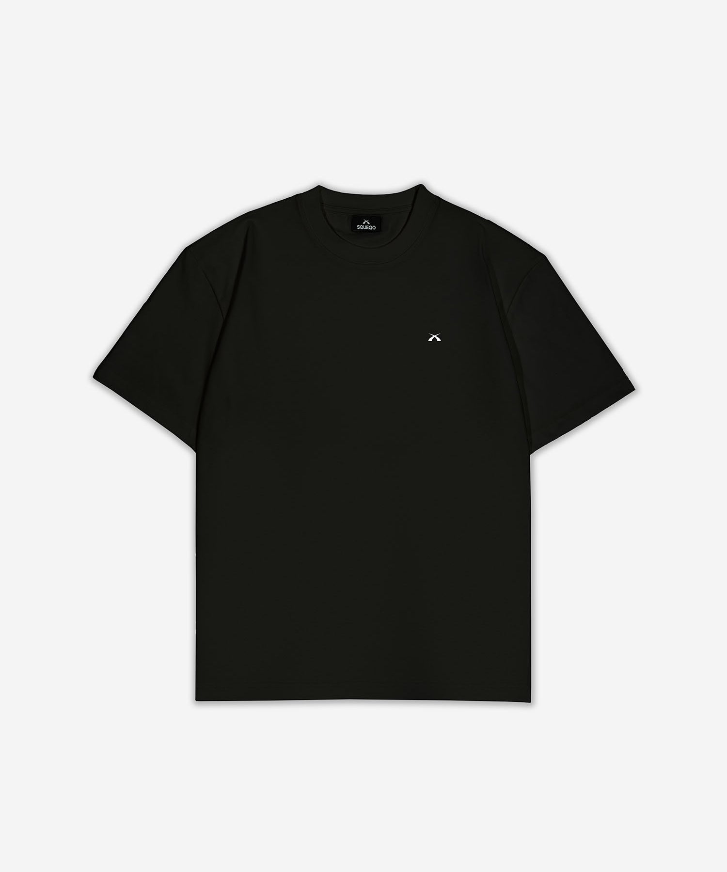 T-Shirt Schwarz Herren mit kleinem weißem Logo auf der linken Brust, Vorderansicht, Hauptbild. Design A002.