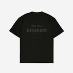 Schwarzes T-Shirt mit monochromem Studio Berlin SQUEQO Print auf der Rückseite.