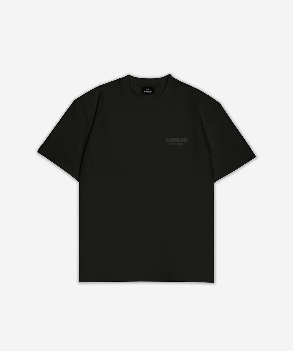 Schwarzes T-Shirt mit monochromem Studio Berlin SQUEQO Print, Vorderansicht.