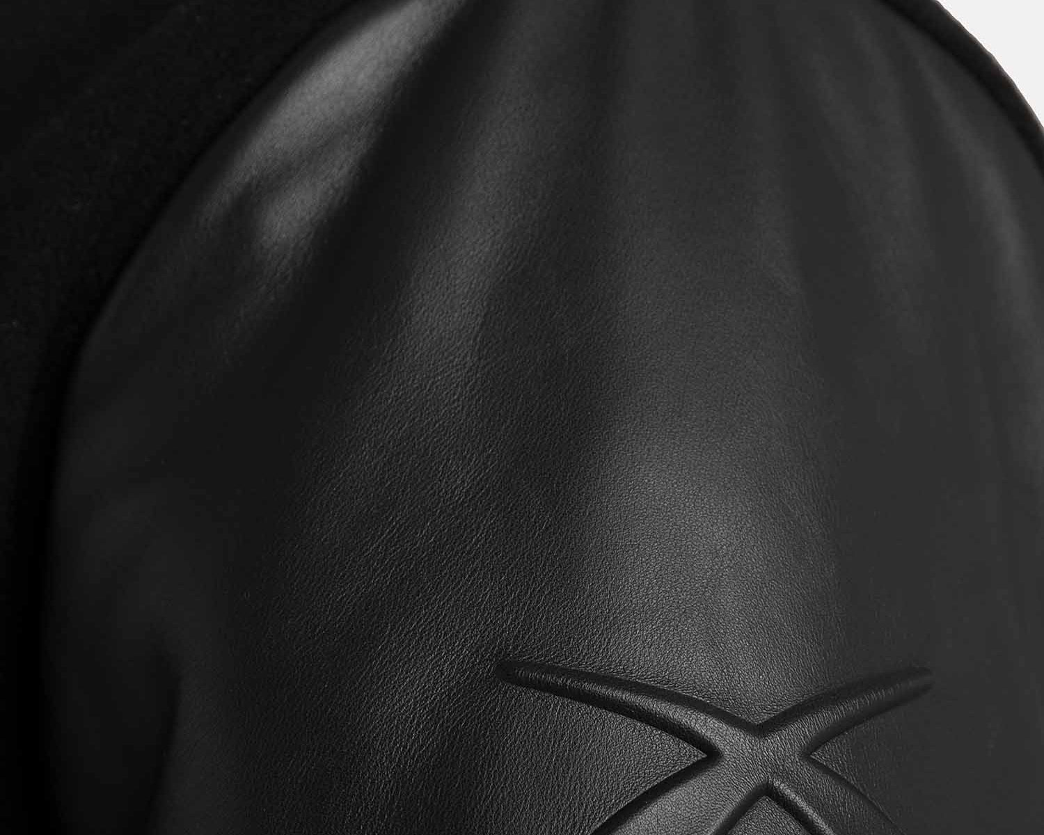 Sportlich-elegante schwarze Leder Bomberjacke für Herren - Übergangsjacke - Detail Logo am Ärmel