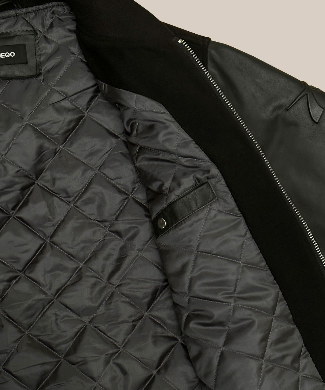 Sportlich-elegante schwarze Leder Bomberjacke für Herren - Übergangsjacke - Details