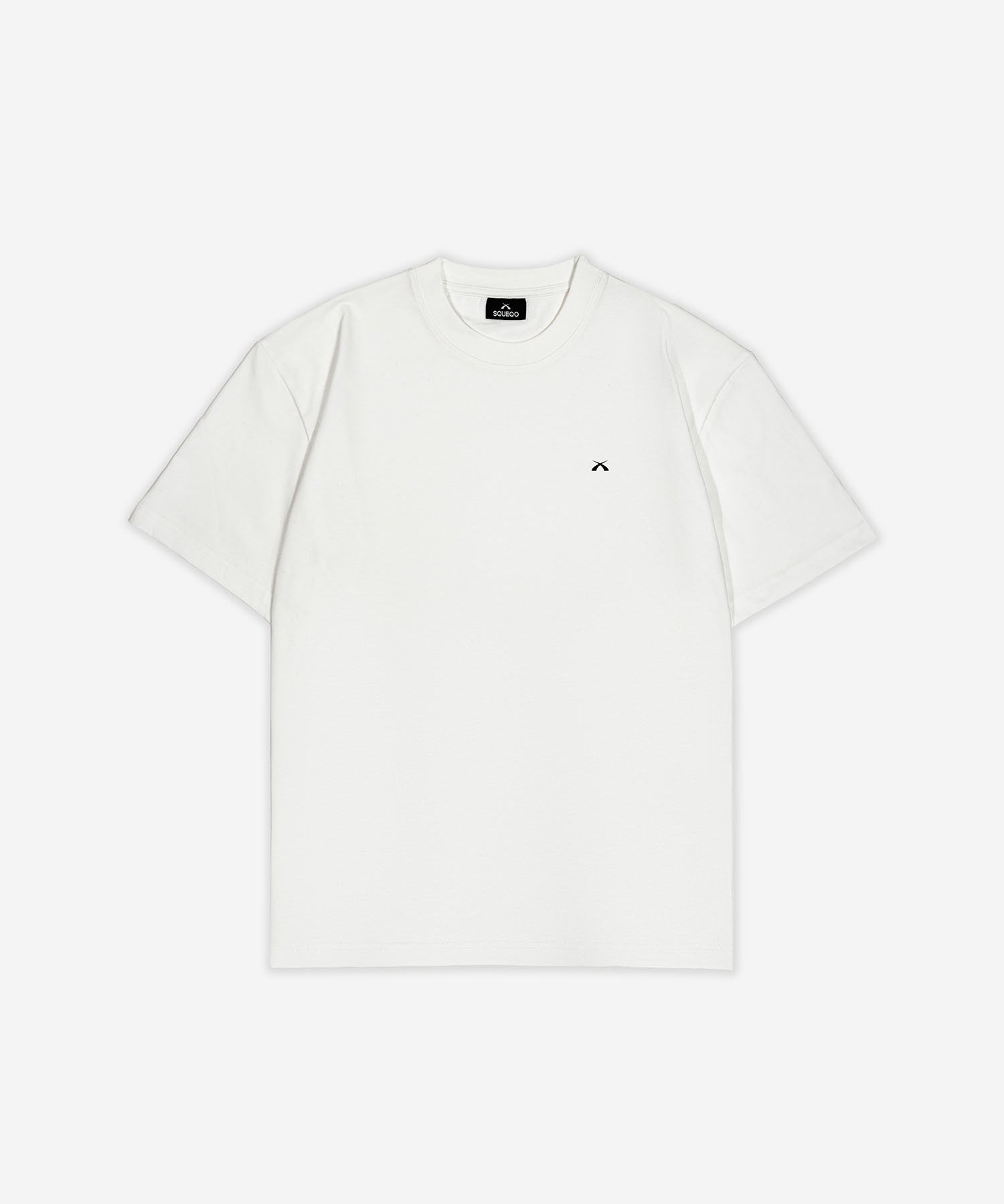 Weißes T-Shirt mit kleinem Logo auf der linken Brust, Vorderansicht, Hauptbild, Design A001.