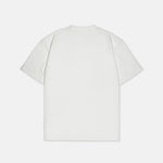 Rückansicht eines weißen T-Shirts mit schwarzem College-Wappen-Print, urbanes Streetwear-Design von SQUEQO.