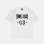 Weißes T-Shirt mit schwarzem College-Wappen-Print auf der Vorderseite, urbanes Streetwear-Design von SQUEQO.