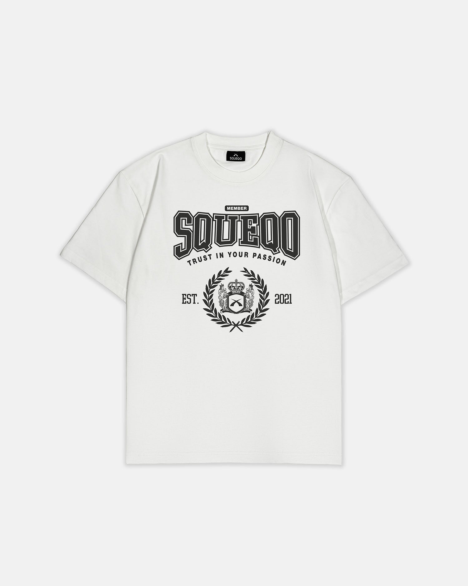 Weißes T-Shirt mit schwarzem College-Wappen-Print auf der Vorderseite, urbanes Streetwear-Design von SQUEQO.