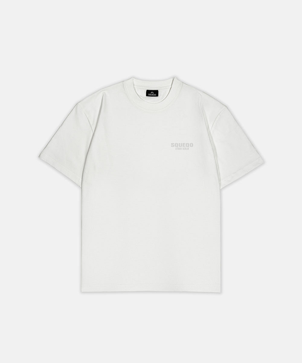 Weißes T-Shirt mit Studio Berlin Print in Weiß, Vorderansicht.